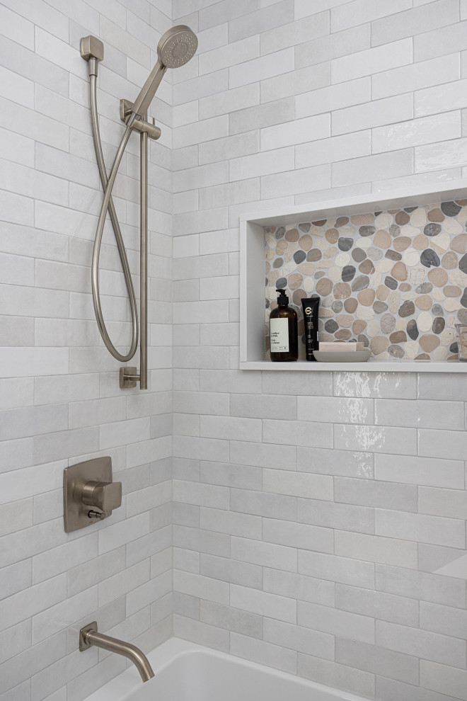 Свежая идея для дизайна: детская ванная комната среднего размера с фасадами в стиле шейкер, серыми фасадами, ванной в нише, душем над ванной, унитазом-моноблоком, белой плиткой, керамогранитной плиткой, серыми стенами, полом из керамогранита, врезной раковиной, столешницей из искусственного кварца, серым полом, шторкой для ванной, желтой столешницей, нишей, тумбой под две раковины и напольной тумбой - отличное фото интерьера