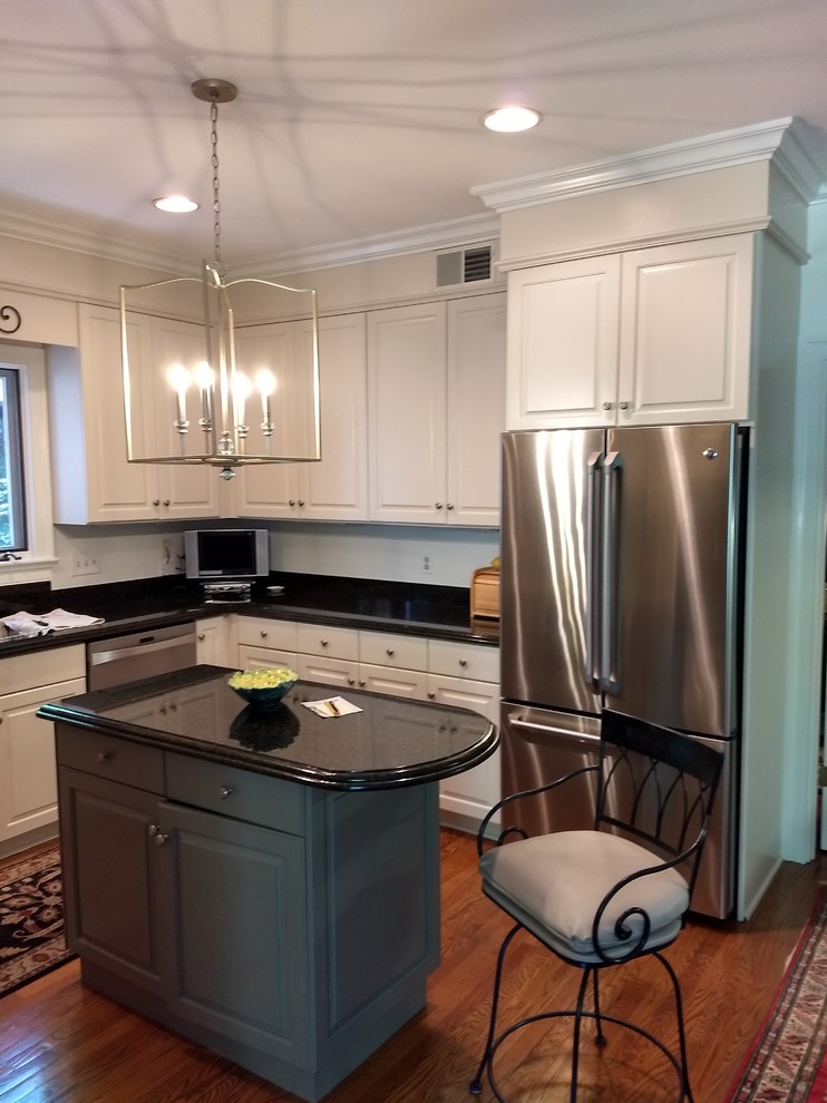 Example of a mountain style home design design in Charlotte