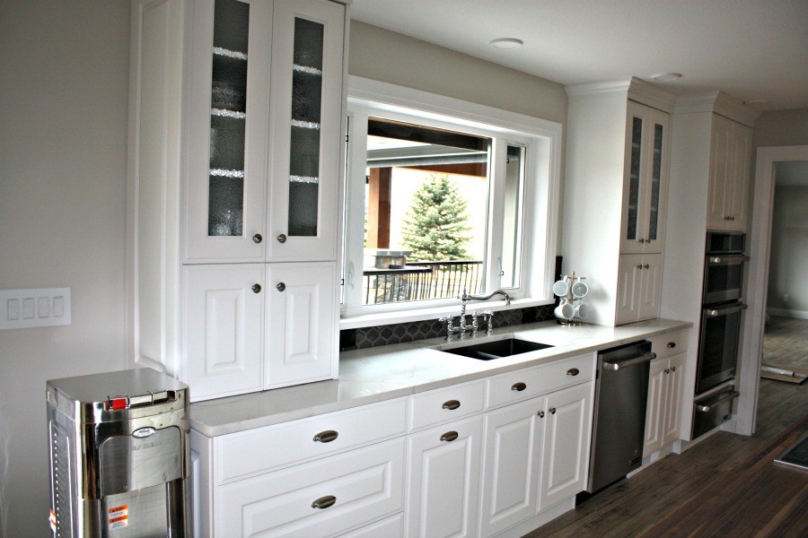 Transitional kitchen photo in Vancouver