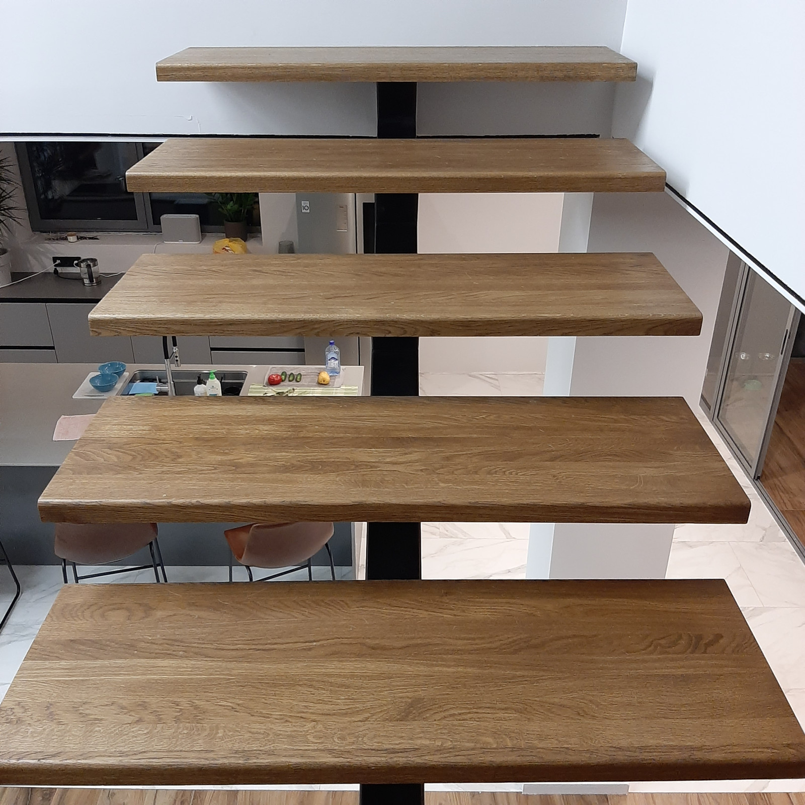 Лестница на монокосоуре с опорными столбами внутри стены из пеноблока