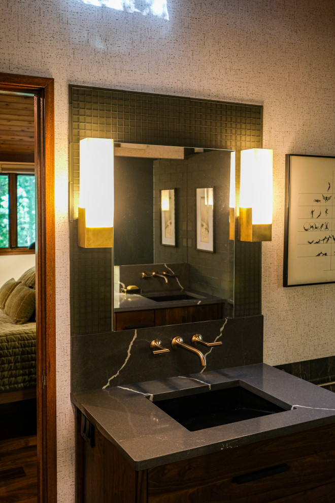 Idee per una stanza da bagno stile rurale con piastrelle nere e top in quarzo composito