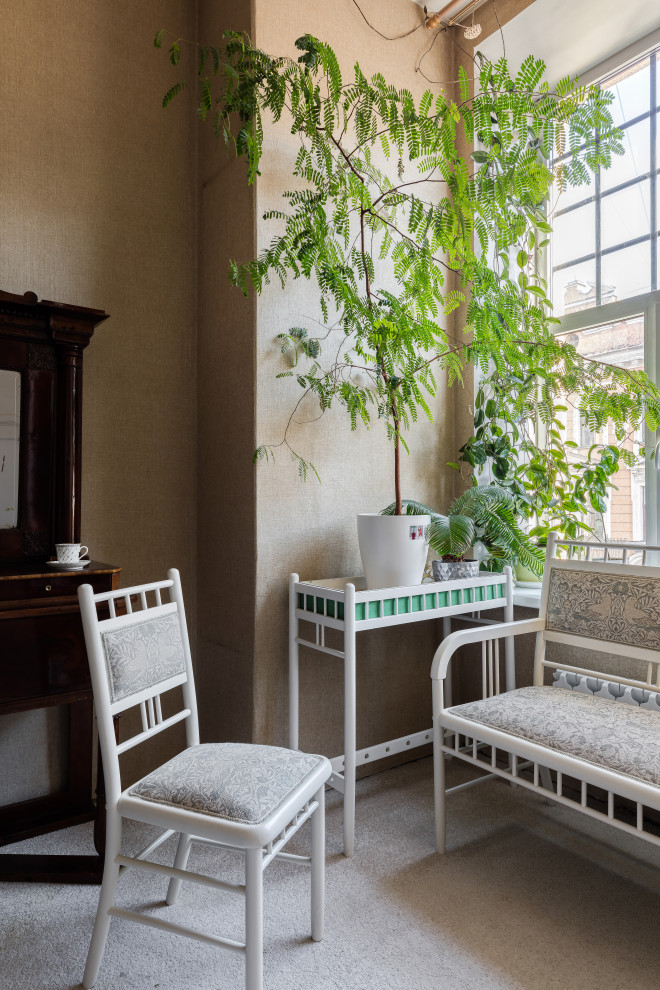 На фото: маленький домашняя библиотека в стиле фьюжн с бежевыми стенами, ковровым покрытием, отдельно стоящим рабочим столом и бежевым полом для на участке и в саду