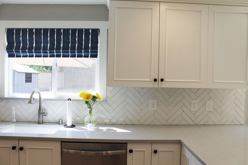 Inspiration for a mid-sized transitional u-shaped medium tone wood floor eat-in kitchen remodel in Seattle with an undermount sink, shaker cabinets, white cabinets, quartz countertops, white backsplash, ceramic backsplash, stainless steel appliances, a peninsula and gray countertops