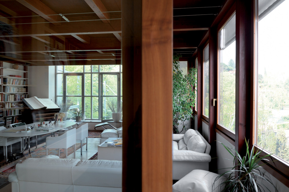 Immagine di un grande soggiorno minimal aperto con soffitto a cassettoni e con abbinamento di mobili antichi e moderni