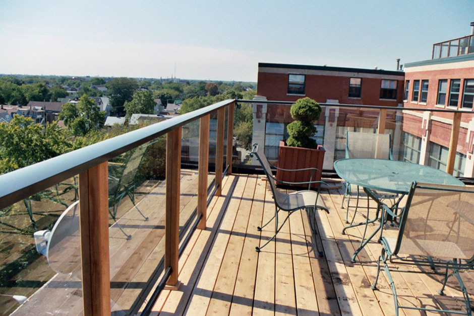 Inspiration for a mid-sized transitional rooftop deck in Chicago.