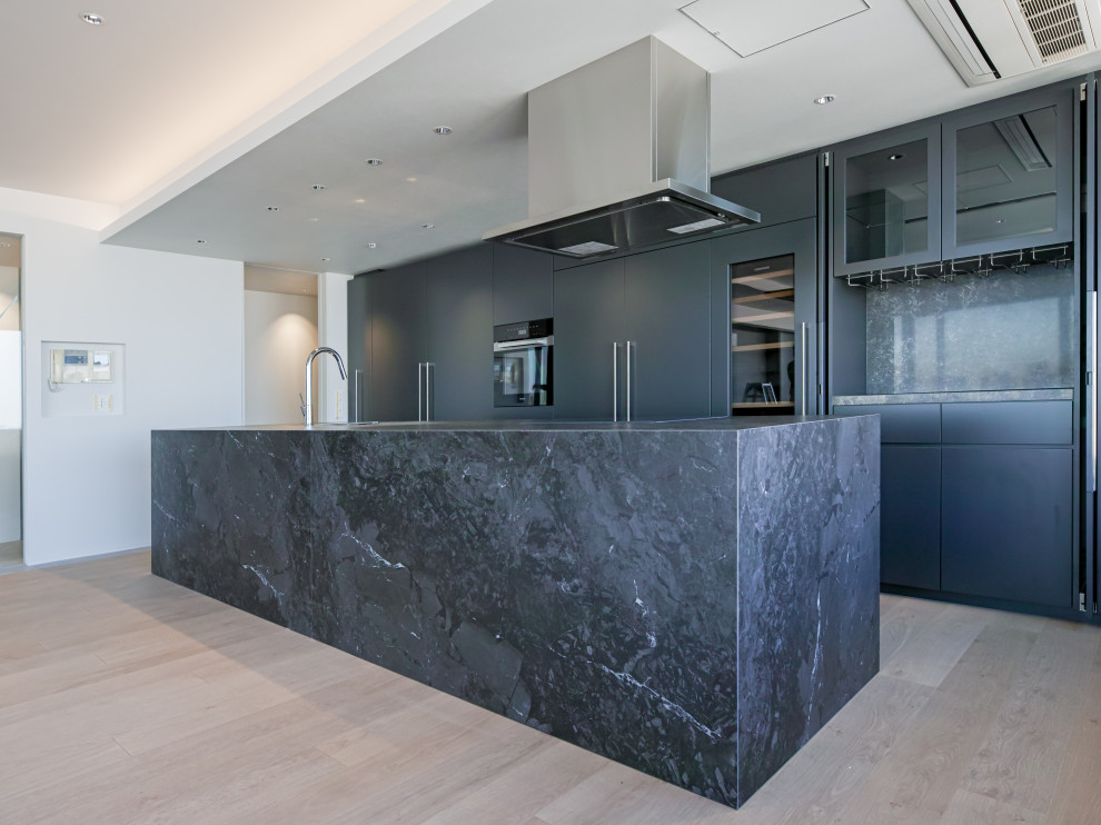 Offene, Zweizeilige Moderne Küche mit grauen Schränken, Arbeitsplatte aus Fliesen, Kücheninsel und schwarzer Arbeitsplatte in Tokio