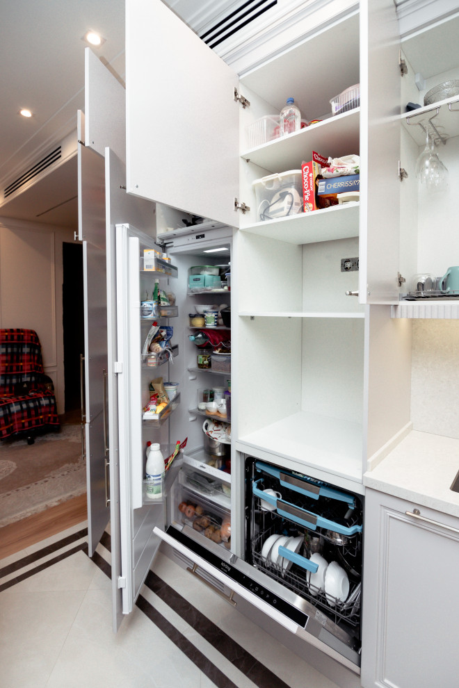 Нежно-серая кухня в неоклассическом стиле