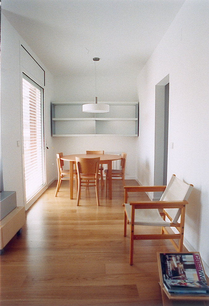 Diseño de sala de estar abierta contemporánea de tamaño medio con paredes blancas y suelo de madera en tonos medios