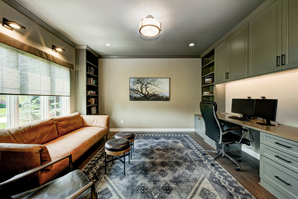 Inspiration pour un bureau design de taille moyenne avec un mur beige, parquet foncé, un plafond décaissé, un sol marron et un bureau intégré.