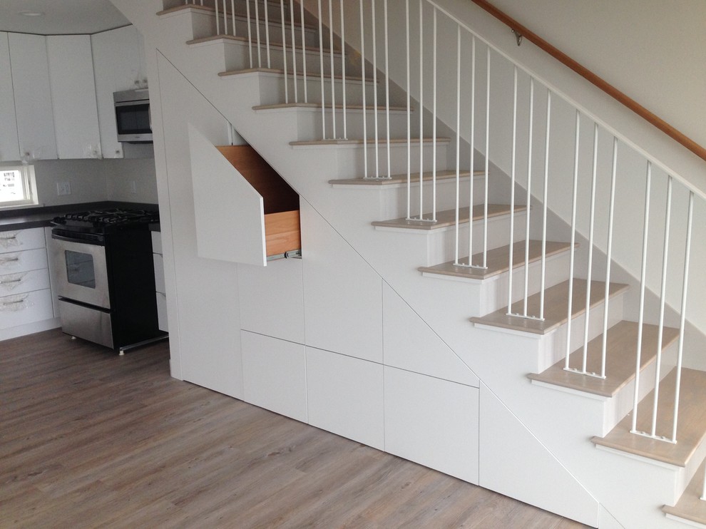 Aménagement d'un escalier peint droit moderne avec des marches en bois.