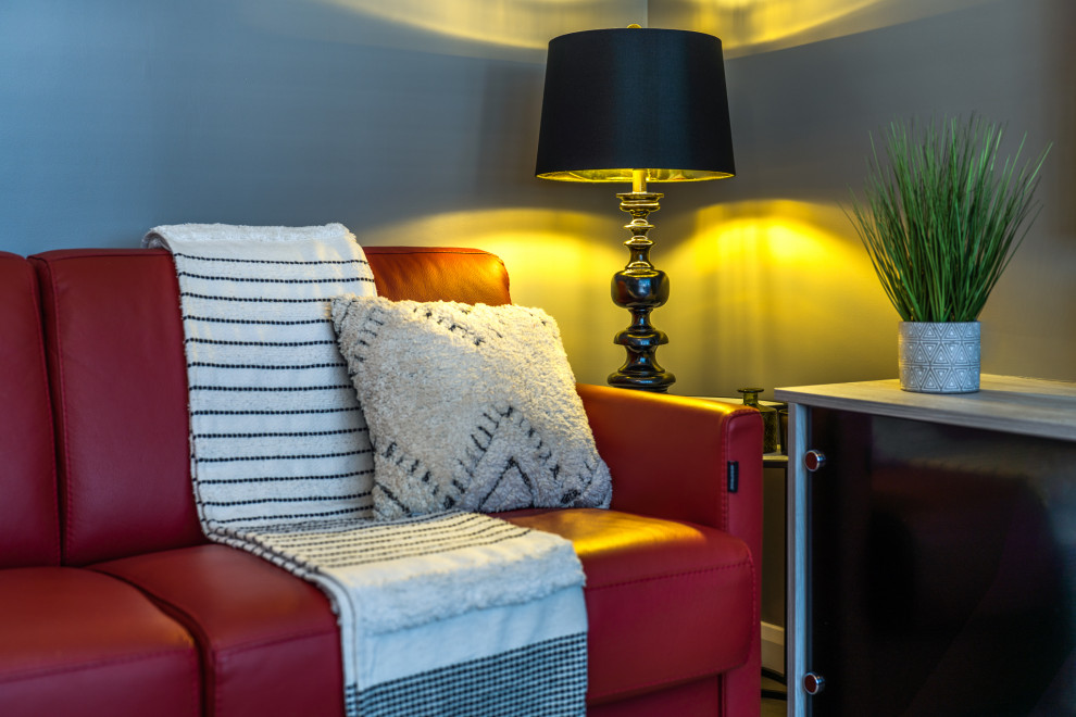 Свежая идея для дизайна: изолированная гостиная комната среднего размера:: освещение в стиле модернизм с серыми стенами, полом из керамогранита, телевизором на стене и серым полом без камина - отличное фото интерьера