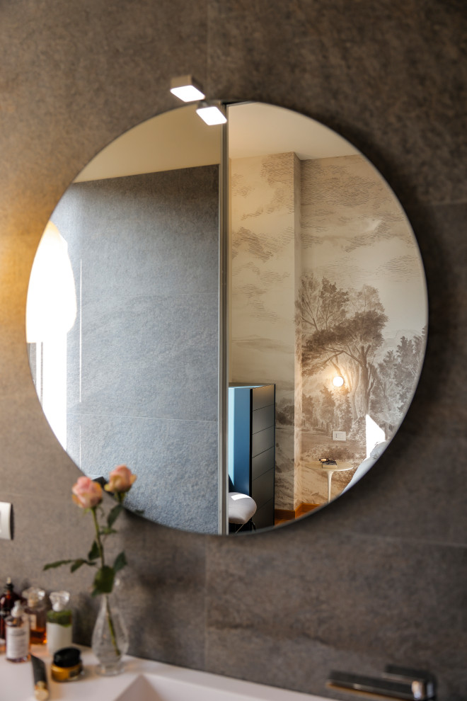 Foto di una stanza da bagno minimal con WC sospeso, piastrelle in gres porcellanato e parquet chiaro