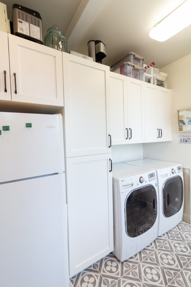 Large l-shaped laundry room photo with shaker cabinets, white cabinets, granite countertops, an island and white countertops