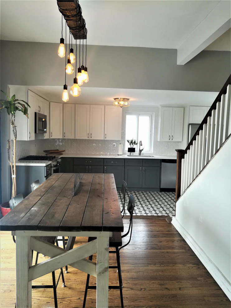Стильный дизайн: маленькая кухня-столовая в стиле неоклассика (современная классика) с белыми стенами, черным полом и полом из керамической плитки для на участке и в саду - последний тренд
