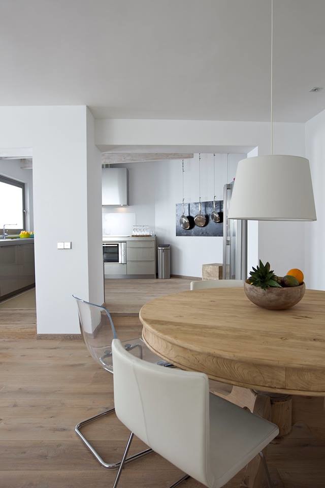 Diseño de comedor actual grande abierto sin chimenea con paredes blancas y suelo de madera en tonos medios