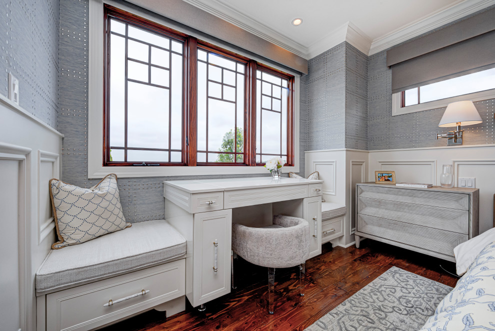 Mittelgroßes Stilmix Hauptschlafzimmer mit grauer Wandfarbe, braunem Holzboden und vertäfelten Wänden in Indianapolis