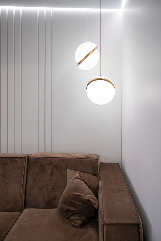 Ispirazione per un soggiorno design di medie dimensioni e aperto con pareti beige, pavimento in legno massello medio e TV a parete