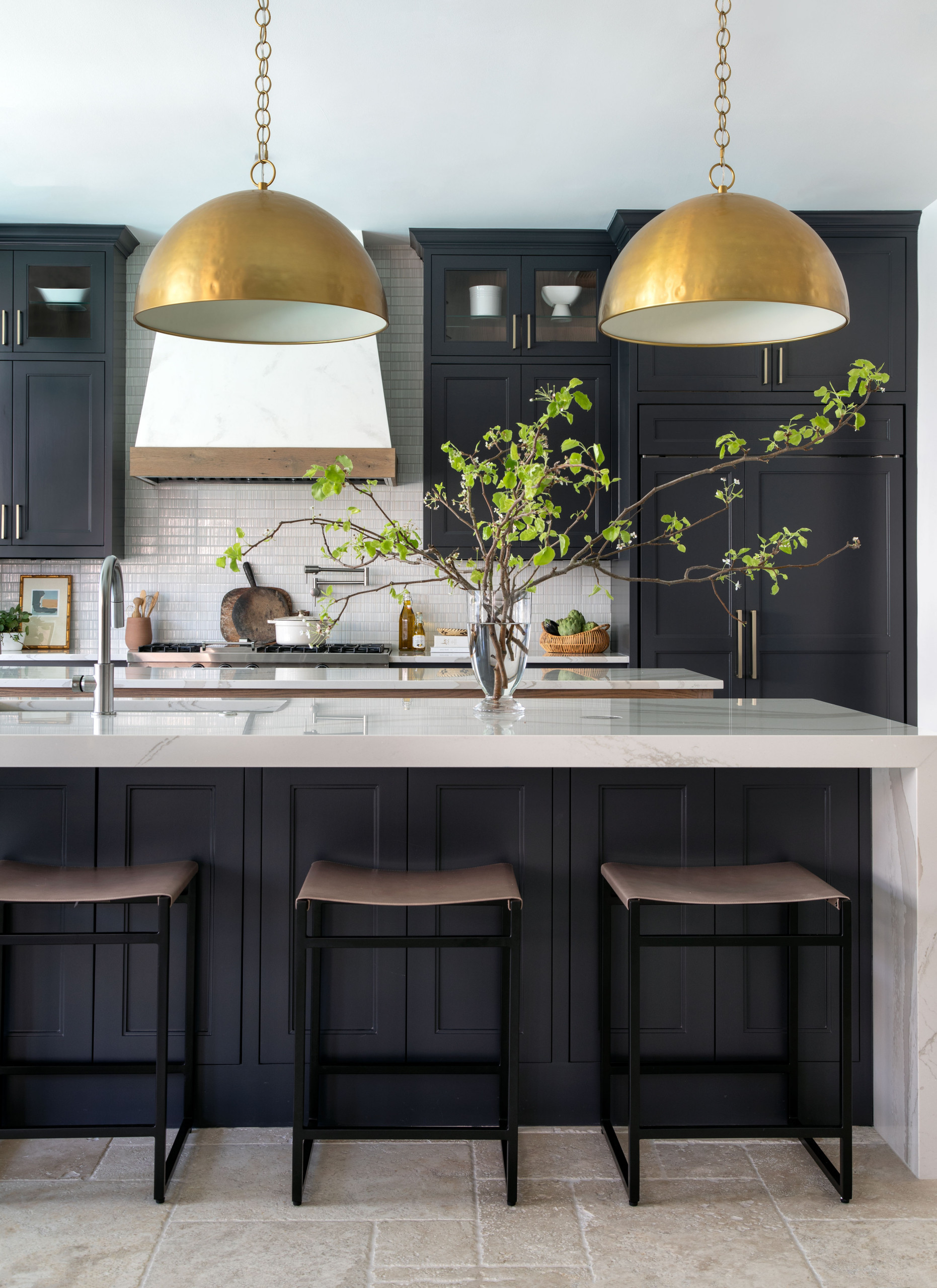 Casa De Travertino Cocina Con Televisor Foto de stock y más banco de  imágenes de Cocina - Estructura de edificio - Cocina - Estructura de  edificio, Suelo, Travertino - iStock