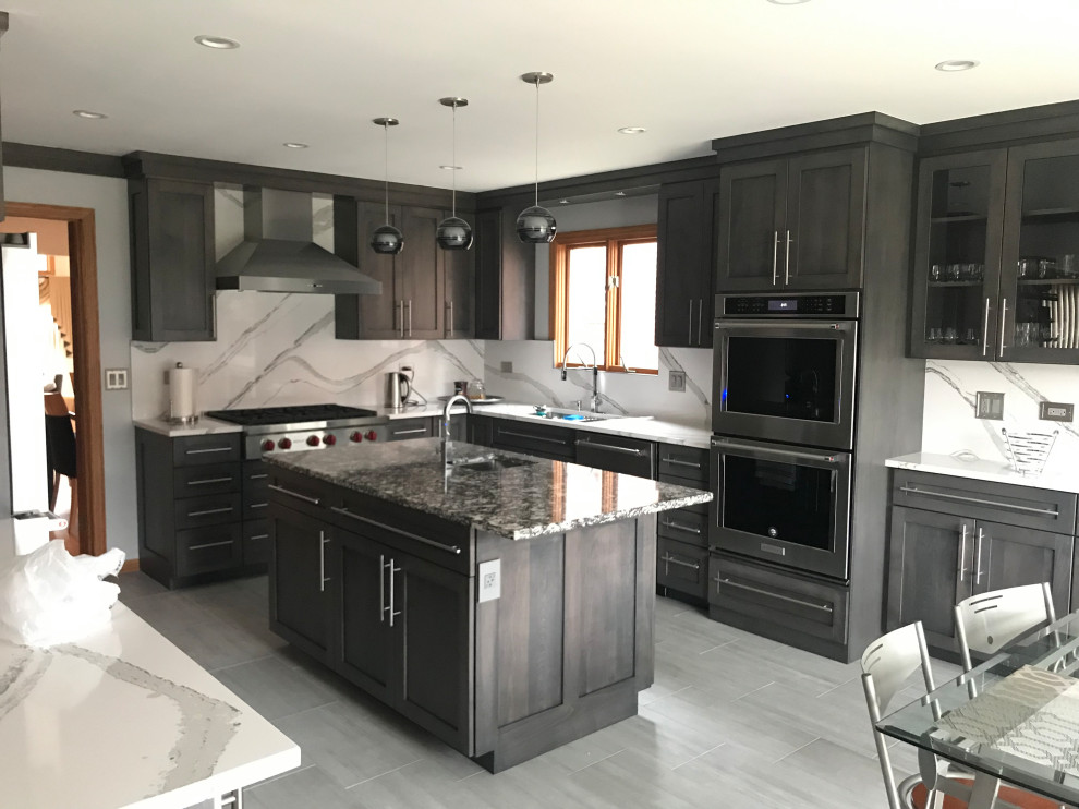 Kitchen - kitchen idea in Chicago