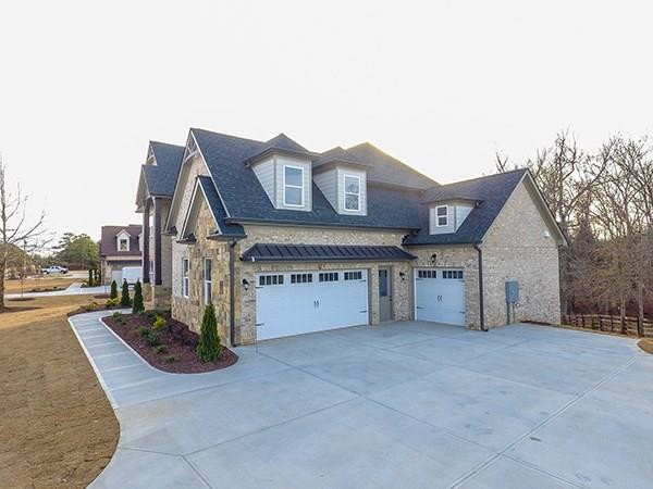 Example of a transitional home design design in Atlanta