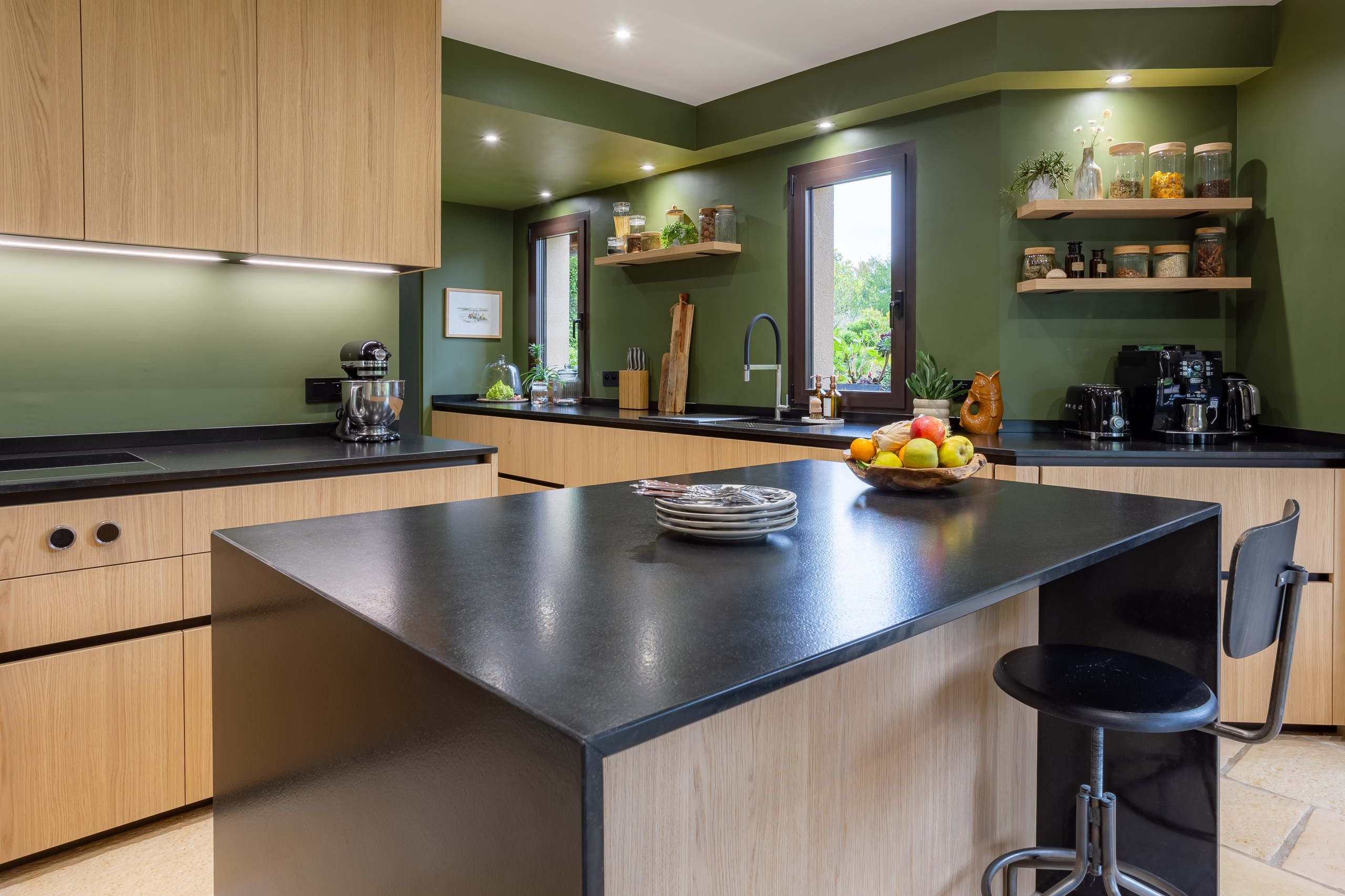 Réalisation d'une cuisine noire et bois dans un écrin végétal