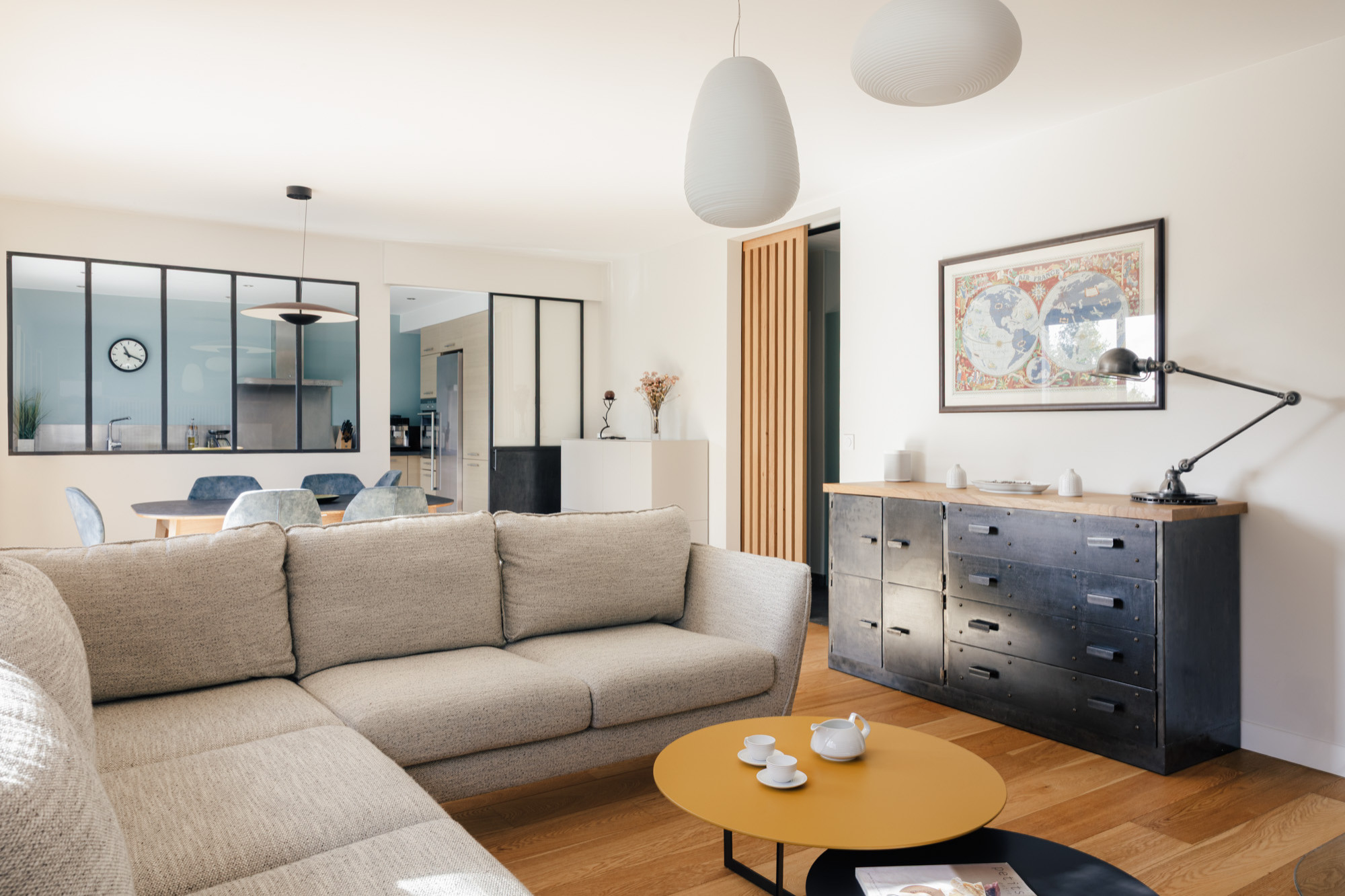 Une porte coulissante dessine les espaces