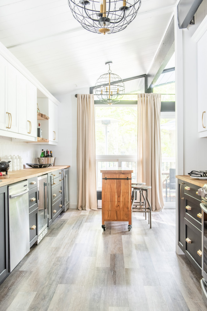 Inspiration for a transitional home design remodel in Toronto