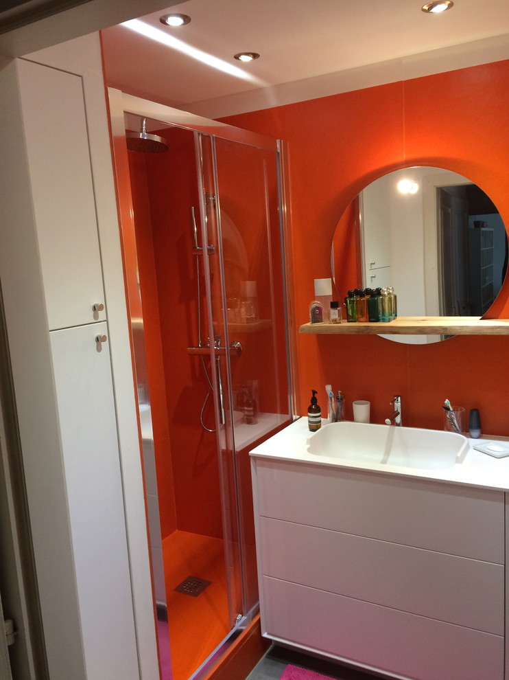 Inspiration for a mid-sized modern 3/4 bathroom in Strasbourg with ceramic floors, solid surface benchtops, white cabinets, an alcove shower, red walls and an integrated sink.