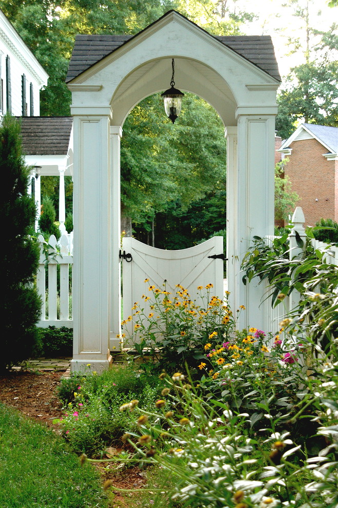 Design ideas for a mid-sized traditional full sun side yard mulch formal garden in Charlotte.