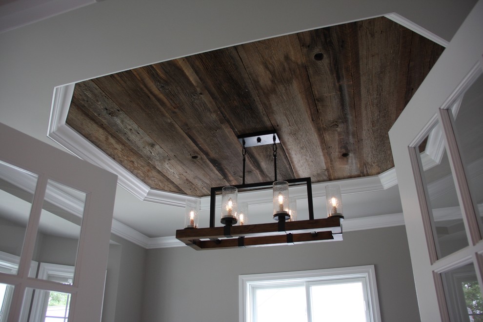 Example of a transitional home design design in Detroit