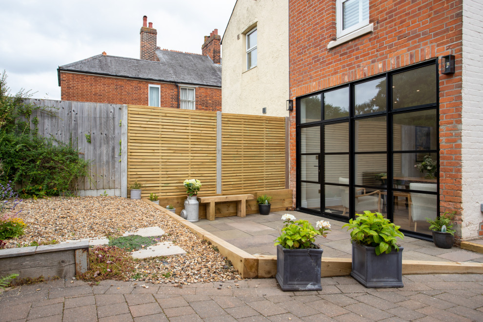 Идея дизайна: двор среднего размера на заднем дворе в классическом стиле с забором и мощением клинкерной брусчаткой