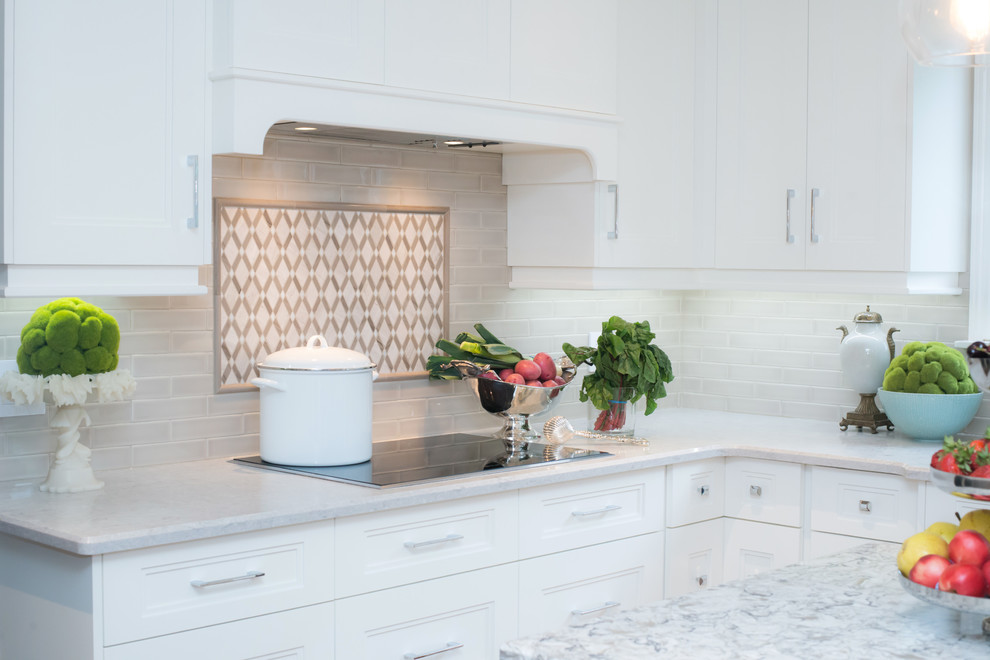 Eat-in kitchen - mid-sized transitional u-shaped eat-in kitchen idea in Toronto with shaker cabinets, white cabinets, white backsplash, an island, quartz countertops and stainless steel appliances
