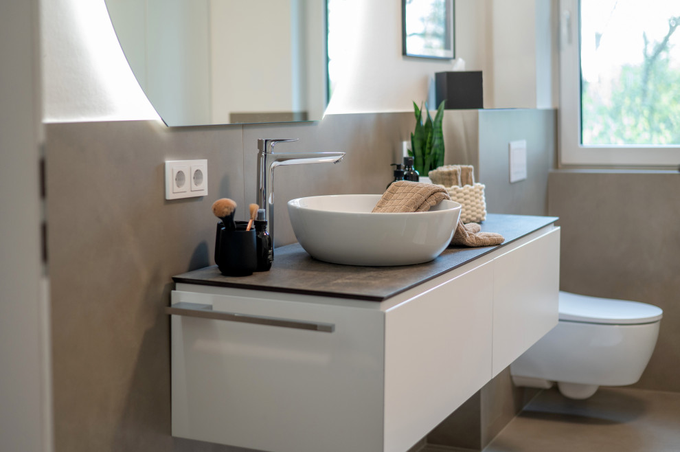 Idee per una stanza da bagno minimal di medie dimensioni con ante lisce, ante beige, pavimento in vinile e pavimento marrone