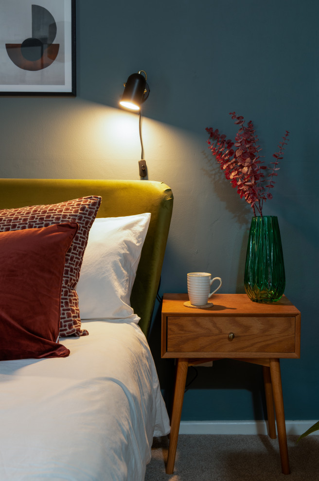 Modelo de dormitorio principal moderno de tamaño medio sin chimenea con paredes azules, moqueta y suelo beige