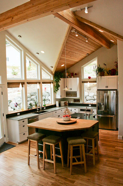 Kitchen - traditional kitchen idea in Seattle
