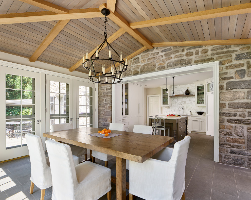 Idée de décoration pour une petite salle à manger ouverte sur la cuisine tradition avec un mur gris, un sol en carrelage de porcelaine, un sol gris et un plafond en lambris de bois.