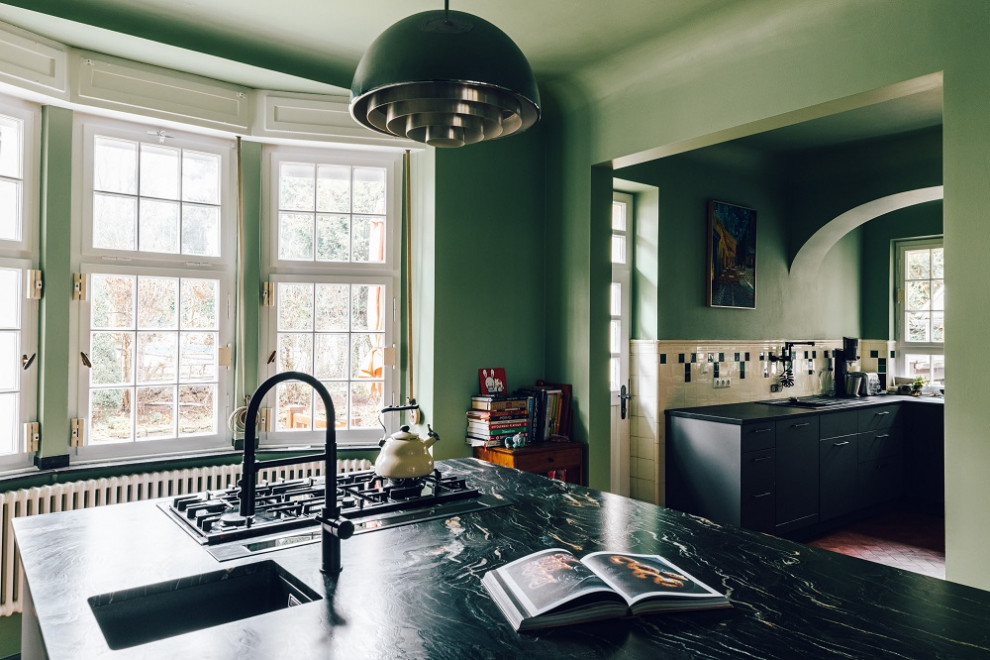 Esempio di una grande cucina minimalista con lavello integrato, top in granito, paraspruzzi verde e soffitto ribassato