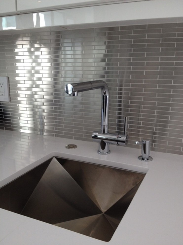 Kitchen - kitchen idea in Miami