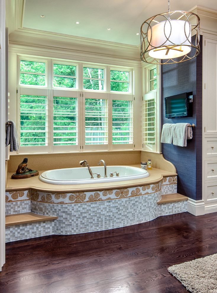 Immagine di una grande stanza da bagno padronale stile rurale con vasca da incasso, WC a due pezzi, pareti beige, parquet scuro e pavimento marrone