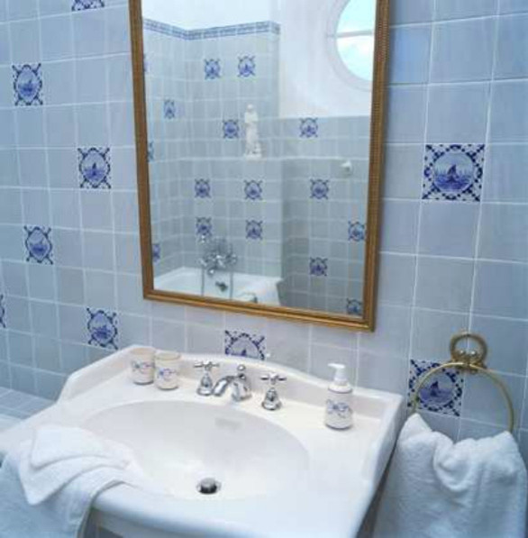 Design ideas for a transitional bathroom in Le Havre.
