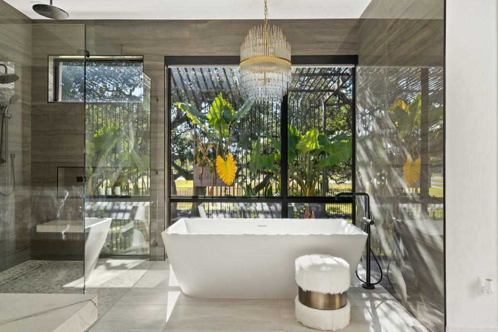 FRAMELESS SHOWERS