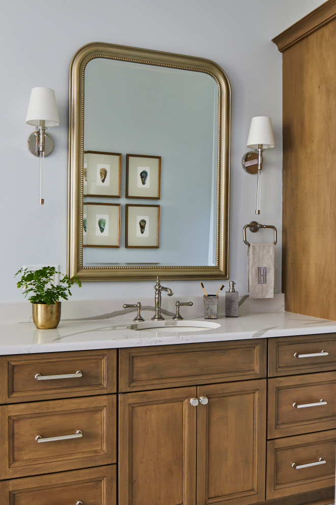 Exempel på ett stort eklektiskt vit vitt en-suite badrum, med luckor med infälld panel, bruna skåp, ett fristående badkar, en dusch i en alkov, en toalettstol med hel cisternkåpa, blå kakel, porslinskakel, vita väggar, marmorgolv, ett undermonterad handfat, marmorbänkskiva, vitt golv och dusch med gångjärnsdörr