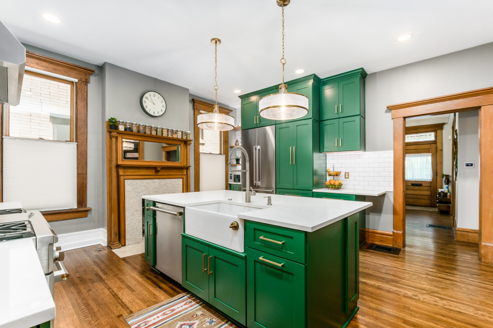 Inspiration for a large traditional eat-in kitchen in Columbus with a farmhouse sink, shaker cabinets, green cabinets, quartz benchtops, white splashback and with island.