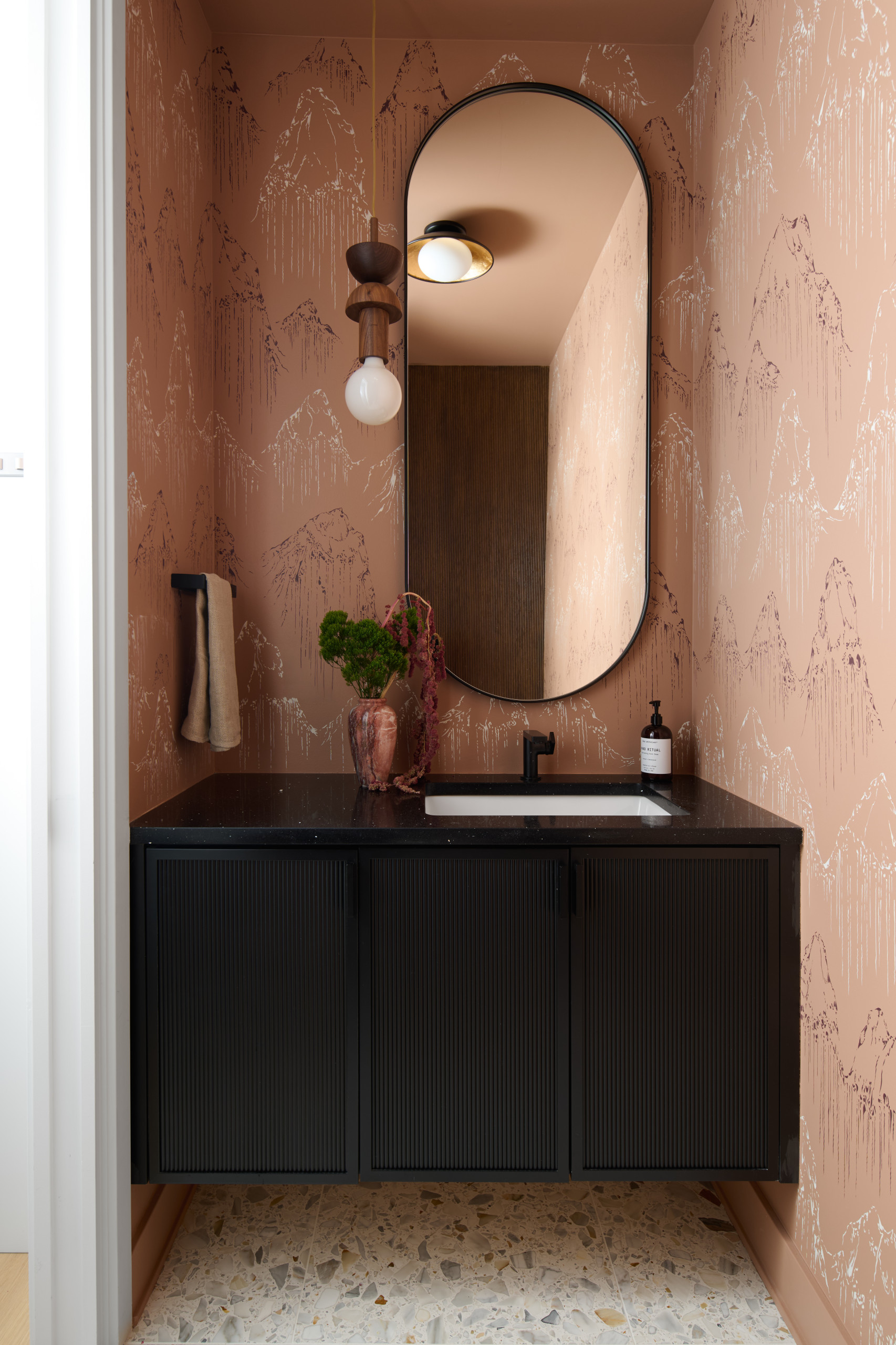 ピンク壁、床。純白壁、床。漆黒壁、床。レッド壁、床。パープル壁、床。 おしゃれなリビング (白い床、ピンクの壁) のインテリア画像 75選