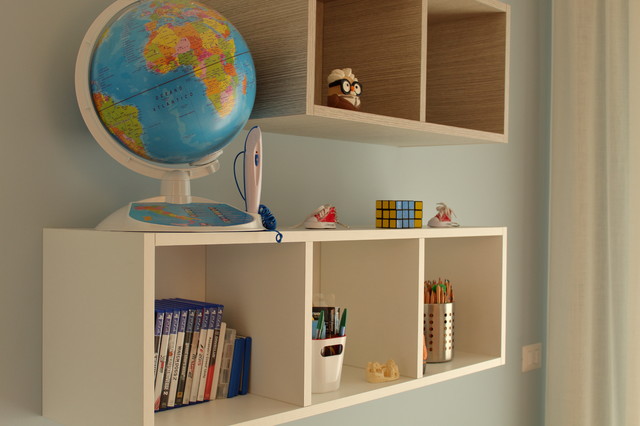 Immagine di una grande cameretta per bambini design con pareti blu e pavimento in gres porcellanato