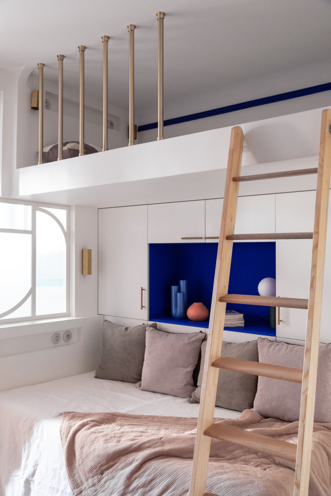 Diseño de dormitorio infantil de 4 a 10 años moderno pequeño con paredes blancas