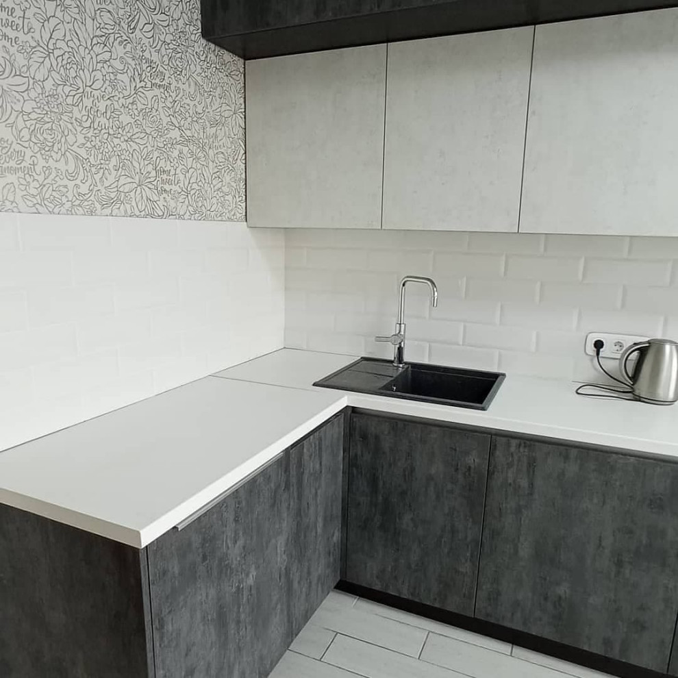 Idéer för ett mellanstort modernt vit kök, med en nedsänkt diskho, luckor med upphöjd panel, bänkskiva i koppar, vitt stänkskydd, stänkskydd i keramik, rostfria vitvaror, klinkergolv i keramik och vitt golv