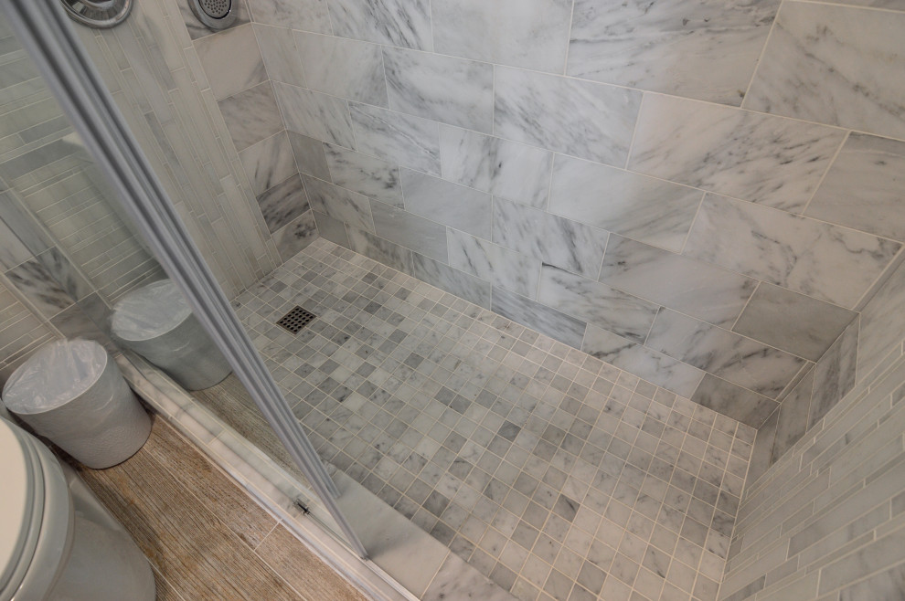 Idéer för att renovera ett litet funkis vit vitt en-suite badrum, med skåp i shakerstil, beige skåp, en dusch i en alkov, en toalettstol med hel cisternkåpa, grå kakel, ett undermonterad handfat, bänkskiva i kvartsit och dusch med skjutdörr