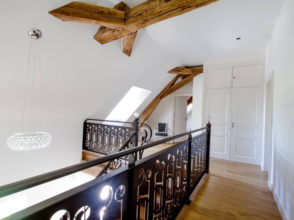 This is an example of a transitional hallway in Lyon.