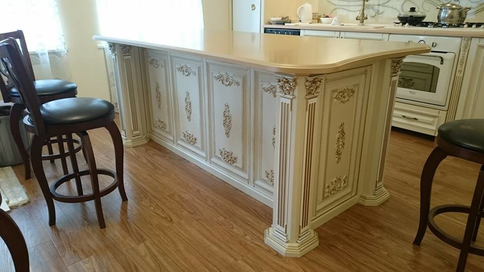 Обеденный стол-остров на кухню